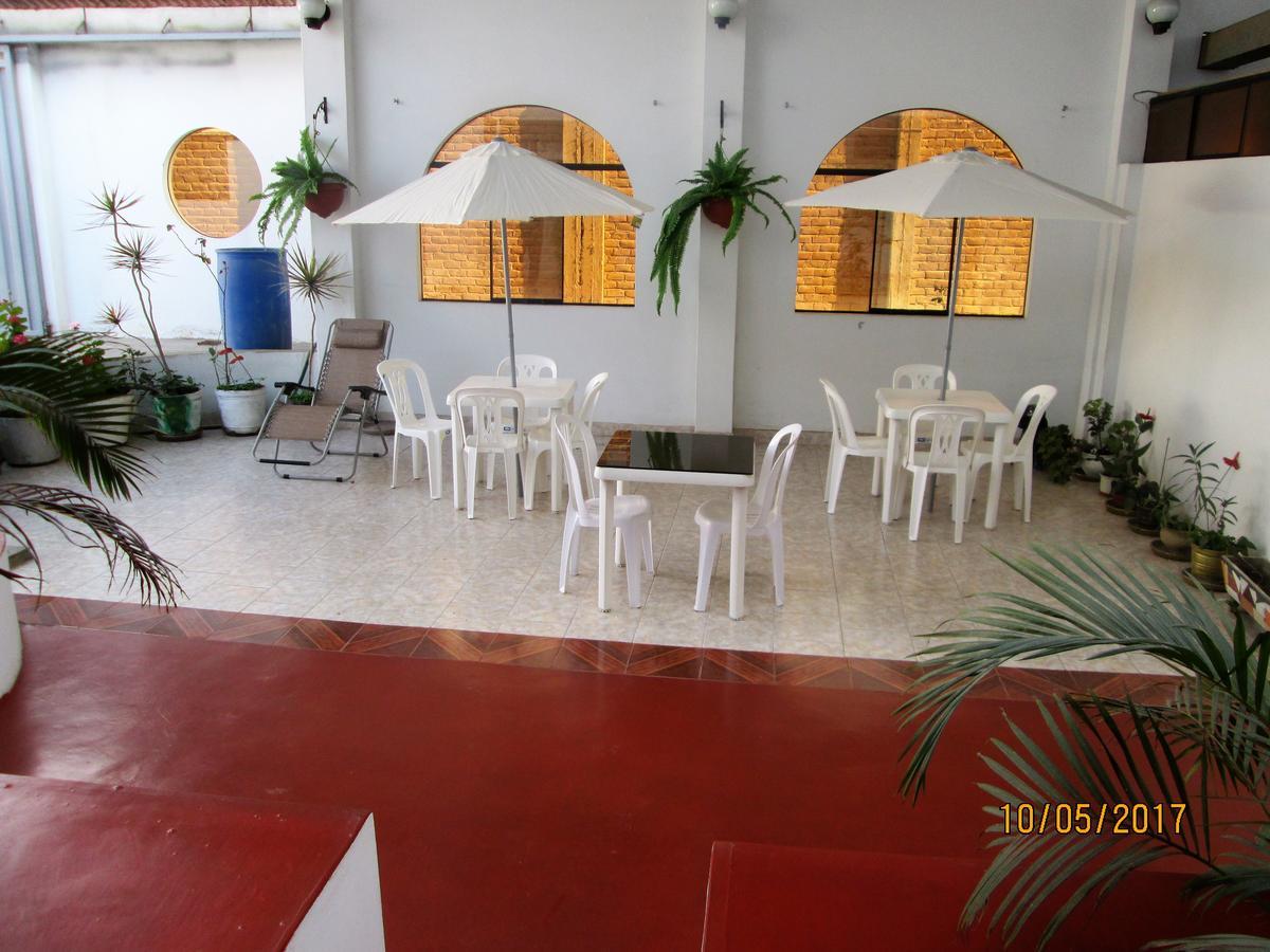 Hostal Caprichos 瓦乔 外观 照片