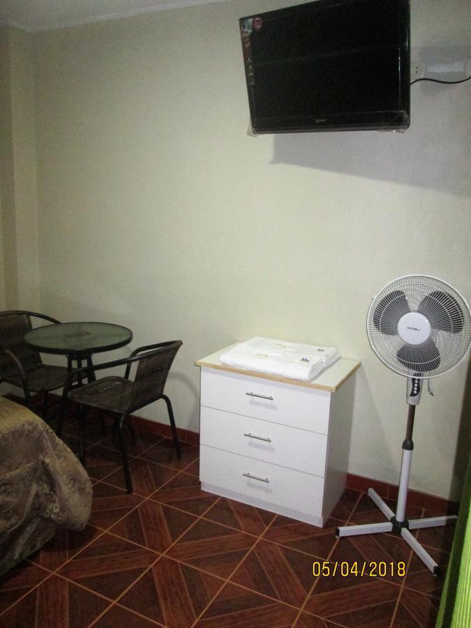 Hostal Caprichos 瓦乔 外观 照片